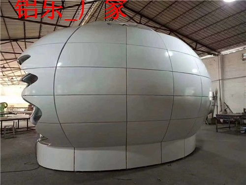 巴馬曲面鋁單板加工——鋁樂建材助力現(xiàn)代建筑美學(xué)